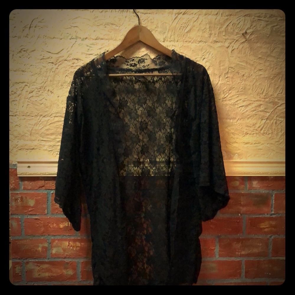 🌺 Delicate lovely, lace cover- up, or robe.